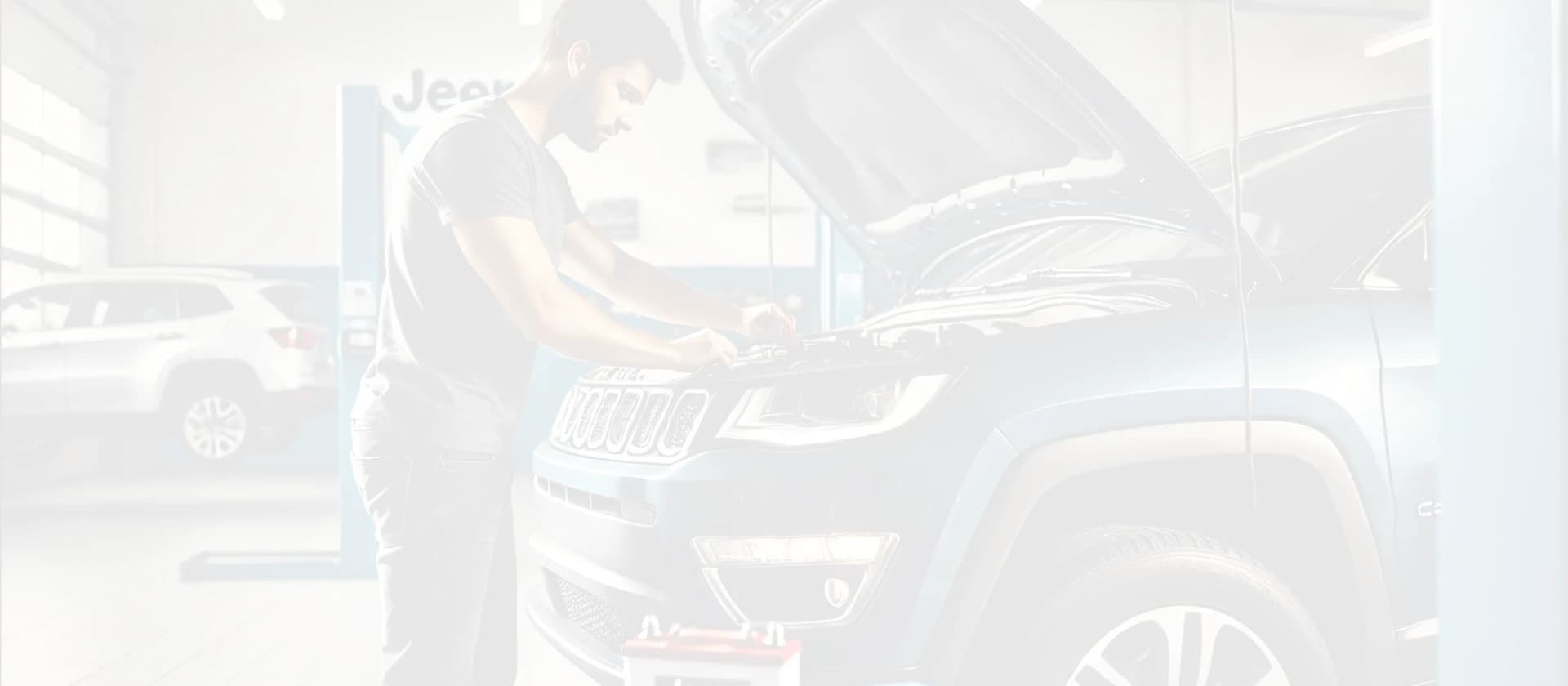Técnico instalando bateria em carro