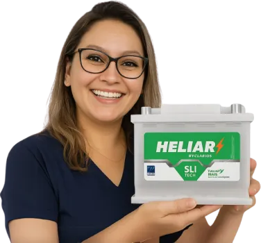 Vanessa da VG Baterias segurando uma bateria Heliar
